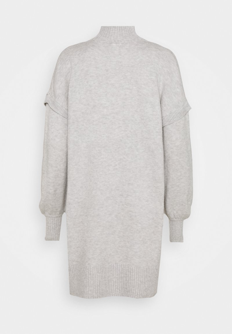 Robe pull longue gris clair tricotée, avec col montant, épaules tombantes, manches ballon et poignets et ourlet côtelés.