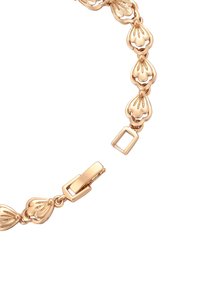 Bracciale in tono oro caratterizzato da un design a forma di cuore ripetuto con dettagli testurizzati e una chiusura sicura.