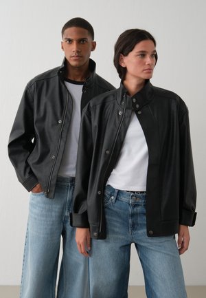 Calvin Klein Jeans, EXCLUSIVE HIGH NECK BOMBER JACKET - Chaqueta de cuero sintético - black