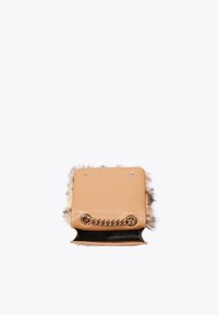 Borsa in pelle color tan con dettagli in pelliccia sintetica, tracolla a catena e accessori in tonalità dorata. Design con apertura superiore che mostra l'interno foderato visibile.