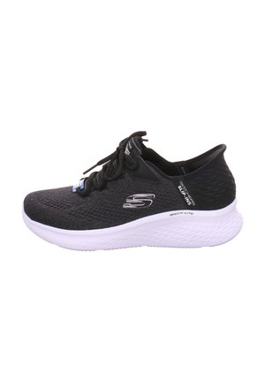 Baskets de sport noires avec une tige en mesh respirante, un design à lacets, une semelle blanche rembourrée et un logo discret sur le côté.