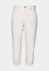 Jeans de ganga branca com um corte reto, apresentando um fecho de correr e botão, cinco bolsos e detalhes de costura subtil.