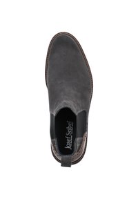 Zapato slip-on de ante gris con puntera redondeada, paneles laterales elásticos oscuros y un talón de cuero marrón en contraste. Sutilezas en la costura.