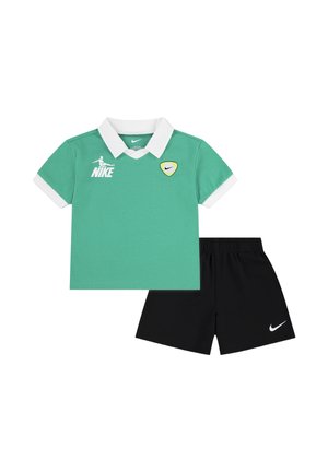 Polo vert à manches courtes avec col blanc et shorts noirs Nike, tous deux avec le logo Nike sur fond blanc uni.