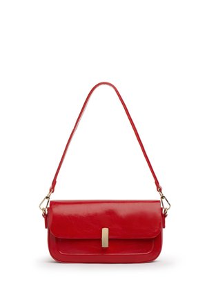 Borsa a tracolla in pelle rossa con fibbia rettangolare dorata e tracolla staccabile, mostrata su sfondo bianco.