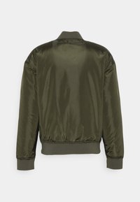 Jack & Jones JCOCLAY - Blusão aviador - forest night