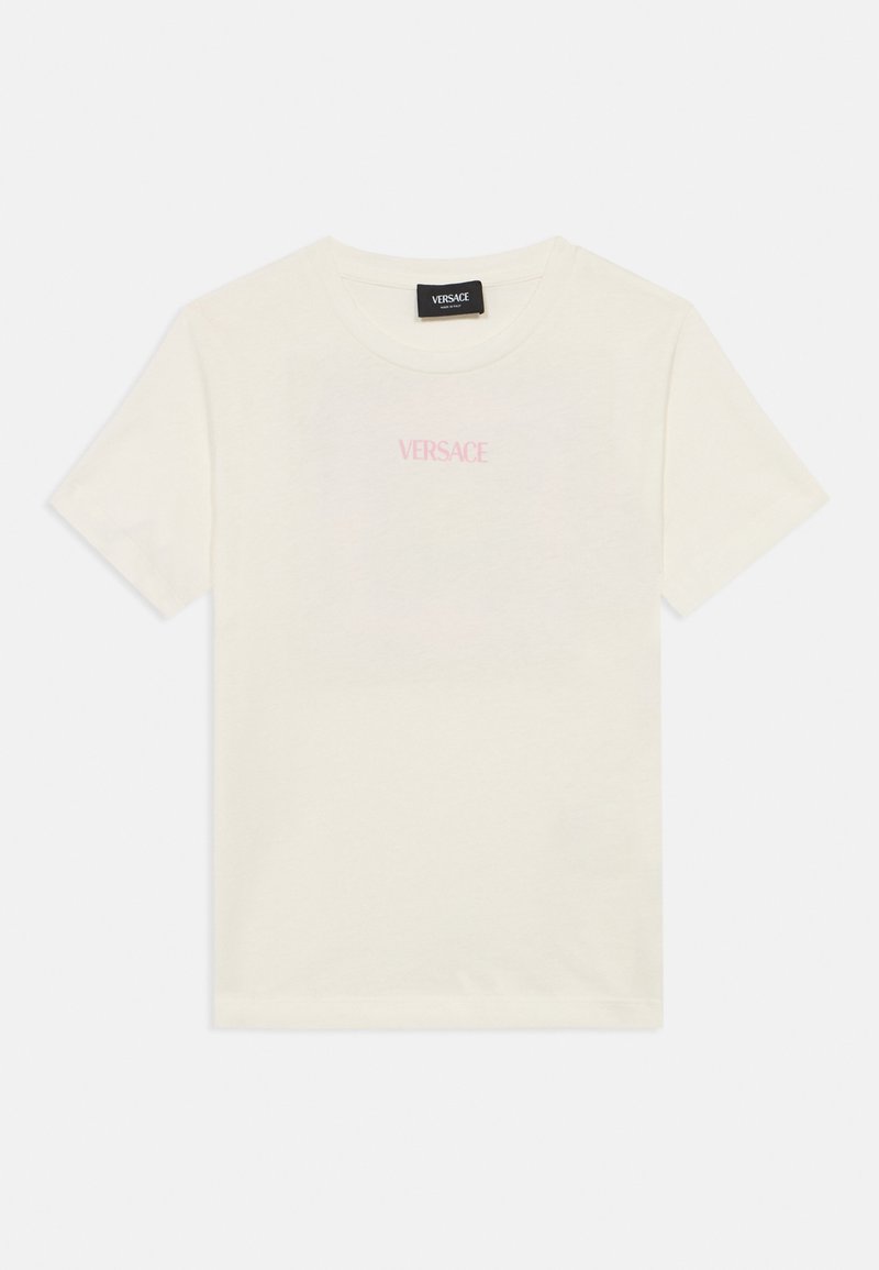Λευκό βαμβακερό μπλουζάκι με κοντά μανίκια, στρογγυλή λαιμόκοψη και ροζ λογότυπο "VERSACE" στο κέντρο του στήθους. Λείο ύφασμα, άνετη εφαρμογή.