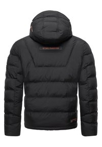 Schwarze Daunenjacke mit Kapuze, gesteppter Textur und einem Logo-Panel auf der Rückseite. Elastische Bündchen und Saum sowie seitliche Taschen.