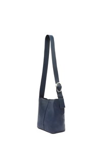 Borsa a mano in pelle blu navy con una forma strutturata, dotata di una base piatta e una lunga tracolla regolabile con un dettaglio in metallo ovale argentato.