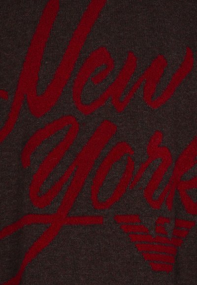Maglione marrone scuro con dettagli testurizzati rossi con la scritta "New York", arricchito da un logo e una finitura in tessuto liscia.