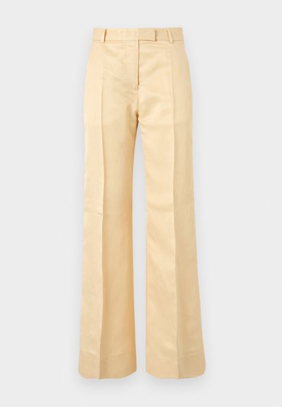 Beige høytlivs bukser med rette ben, beltehemper og frontfolder mot en ensfarget bakgrunn.