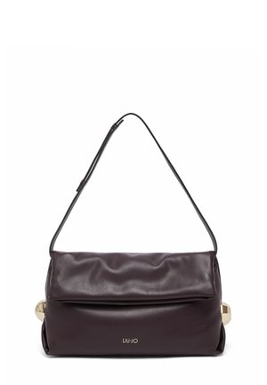 Sac à bandoulière en cuir marron foncé avec rabat souple rabattable, sangle réglable, accents latéraux dorés et petit logo "LIU JO" sur le devant.