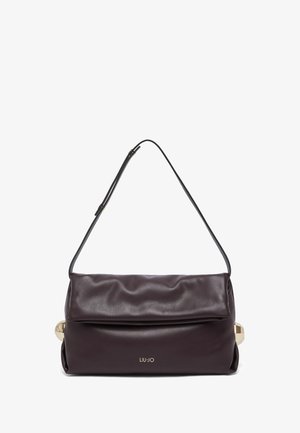Sac à bandoulière en cuir marron foncé avec rabat souple rabattable, sangle réglable, accents latéraux dorés et petit logo "LIU JO" sur le devant.