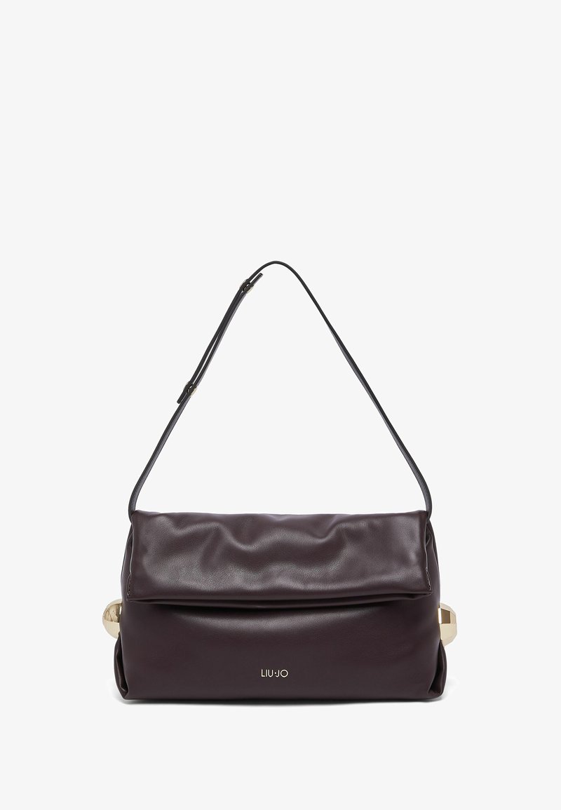 Sac à bandoulière en cuir marron foncé avec rabat souple rabattable, sangle réglable, accents latéraux dorés et petit logo "LIU JO" sur le devant.