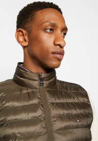 Tommy Hilfiger PACKABLE VEST - Colete - faded military