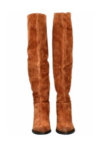 Knöchelhohe braune Wildlederstiefel mit flacher Sohle, die eine weiche Textur und ein gerades, strukturiertes Design ohne Verzierungen aufweisen.