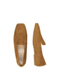 Moccasini din suede maro, cu vârf pătrat și toc mediu. Textură netedă, design slip-on și branding subtil pe insole.