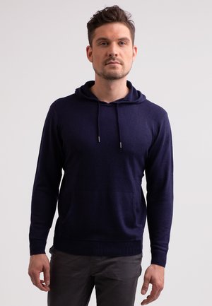 Navy blauwe hoodie gemaakt van zachte stof, met een voorzak, een trekkoordcapuchon en ribgebreide manchetten en onderrand. Eenvoudig, aansluitend ontwerp.