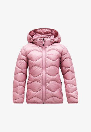 Rosa Puffjacke mit Kapuze, ausgestattet mit einem gesteppten Wellenmuster, Frontreißverschluss und Seitentaschen. Hergestellt aus glänzendem, leichtem Material.