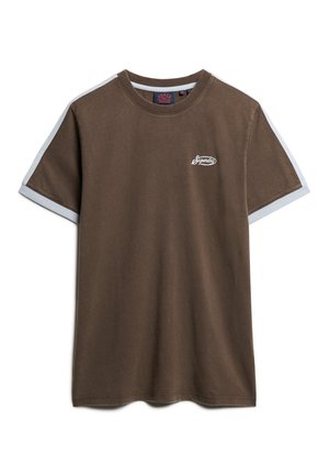 Camiseta de algodón marrón de manga corta, con detalles en azul claro en las mangas y un pequeño logo blanco en el pecho.