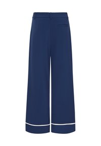 Námořnické široké kalhoty s hladkou texturou, bílé lemování na spodním okraji, zadní kapsa a strukturovaný pas.