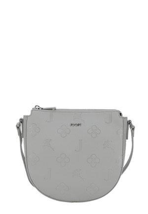 Borsa a tracolla grigio in pelle sintetica con motivi floreali in rilievo e logo metallico. Presenta una forma curva e una tracolla removibile.