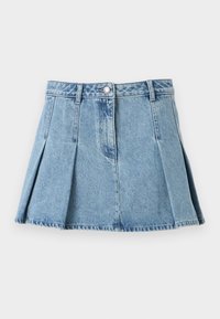 Ανοιχτό μπλε τζιν φούστα με πιετέ σχέδιο, κλείσιμο με κουμπιά μπροστά και θηλιές για ζώνη. Φθαρμένη υφή με ακατέργαστες λεπτομέ ρειες στο τελείωμα.