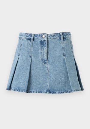 Gonna di jeans azzurro chiaro con design plissettato, chiusura frontale con bottoni e passanti per cintura. Texture consumata con dettagli di orlo grezzo.