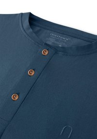 Marineblaues Baumwoll-Hemd mit langen Ärmeln, runder Kragen, vier Holzknöpfen vorne und subtiler strukturierter Rippung.