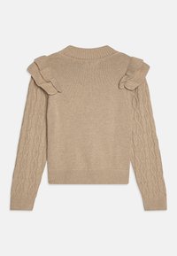 Beige strikkegenser med ribbestrikket krage og dekorative volanger på skuldrene. Har kabelstrikkdetaljer på ermene.