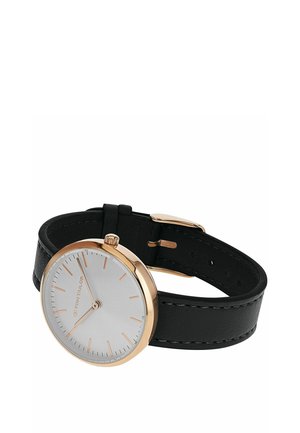 Runde goldfarbene Uhr mit weißem minimalistischen Zifferblatt, goldfarbenen Markierungen und schwarzem Lederarmband mit goldener Schließe, seitliche Ansicht.