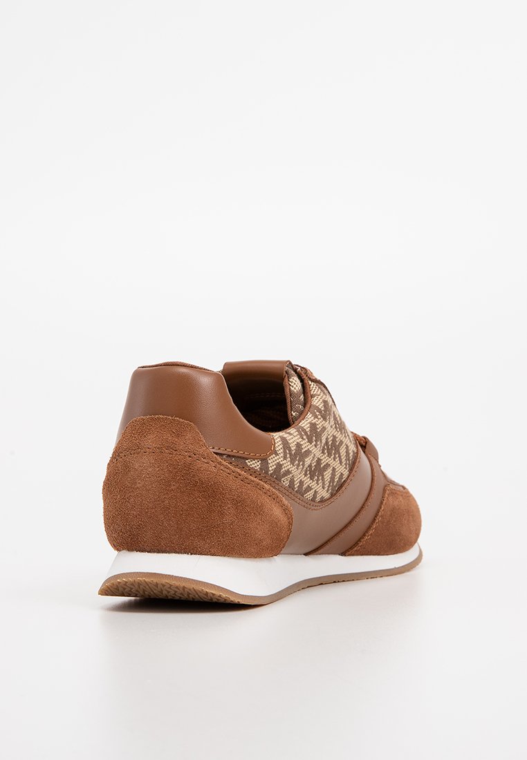 Braune Wildleder-Sneaker mit einem gemusterten Textil-Obermaterial, runder Spitze, Lederakzenten und einer weißen Gummisohle. Verfügt über eine sichere Ferse.