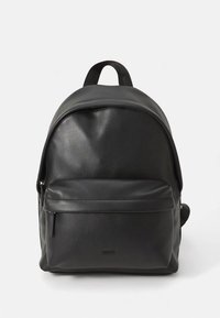 Svart ryggsekk i lær med avrundet topp, fremre glidelåslomme og logo. Glatt tekstur, justerbare stropper og minimalistisk design.