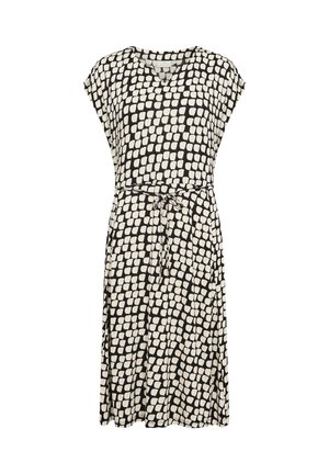 Robe à motifs noir et blanc avec des manches courtes, décolleté en V et une ceinture à nouer à la taille. Tissu fluide avec un design arrivant au genou.