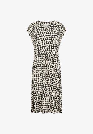 Melnbalts raksts kleita ar īsām piedurknēm, V veida kakla izgriezumu un ar jostu viduklī. Plūstošs audums ar ceļgala garumu.