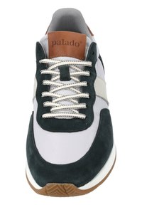Graue und dunkelgrüne Sneaker aus Wildleder und Mesh-Materialien, mit verstärktem Zehenbereich, Schnürung und braunem Lederakzent auf der Zunge.