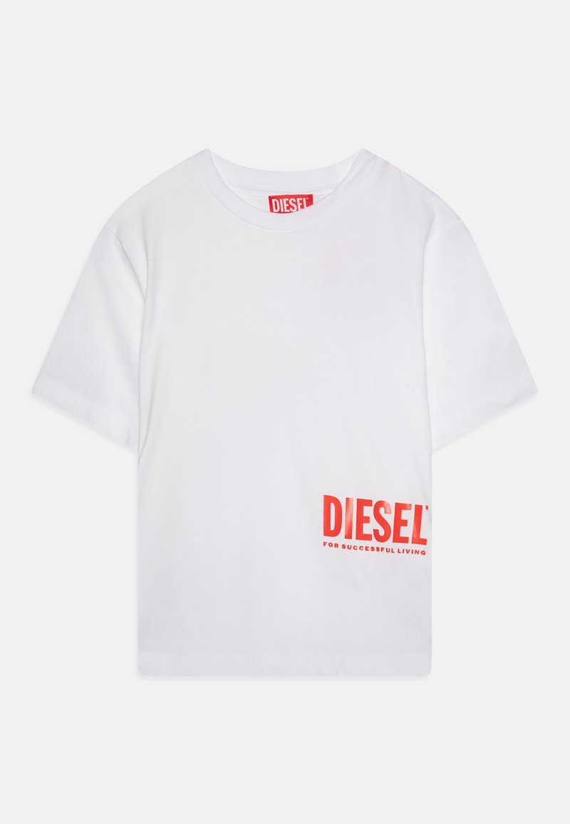 T-shirt de algodão branco com mangas curtas, apresentando um logo vermelho "DIESEL" e uma tagline em letras grandes no lado inferior esquerdo.