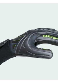 Zwarte keepershandschoen met textuur voor grip, gevoerde vingers en verstelbare polsband. Voorzien van groene accenten en branding.