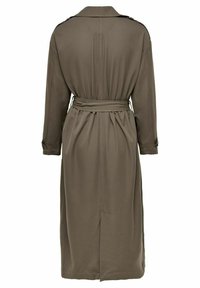 Trench-coat long kaki avec taille ceinturée, poignets boutonnés et fente arrière, vu de dos.