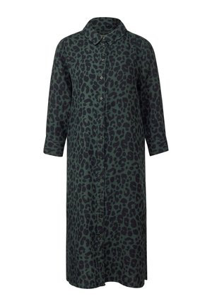 Abito camicia verde con stampa leopardata, maniche lunghe, colletto classico e chiusura con bottoni sul davanti. Tessuto morbido e design che arriva fino al ginocchio.