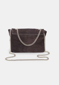 Borsa a tracolla in suede marrone scuro con tracolla in catena argentata e chiusura a pattina, caratterizzata da una texture liscia e forma rettangolare.