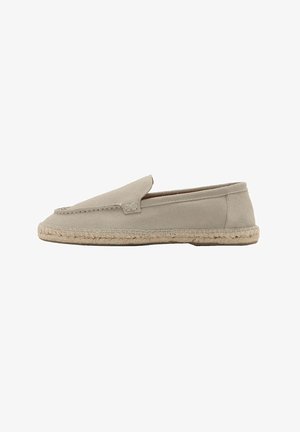 Beige Veloursleder Slipper mit gewebter Jutsohle, abgenähten Details entlang der oberen Kanten, flachem Absatz und abgerundetem Zehenbereich.