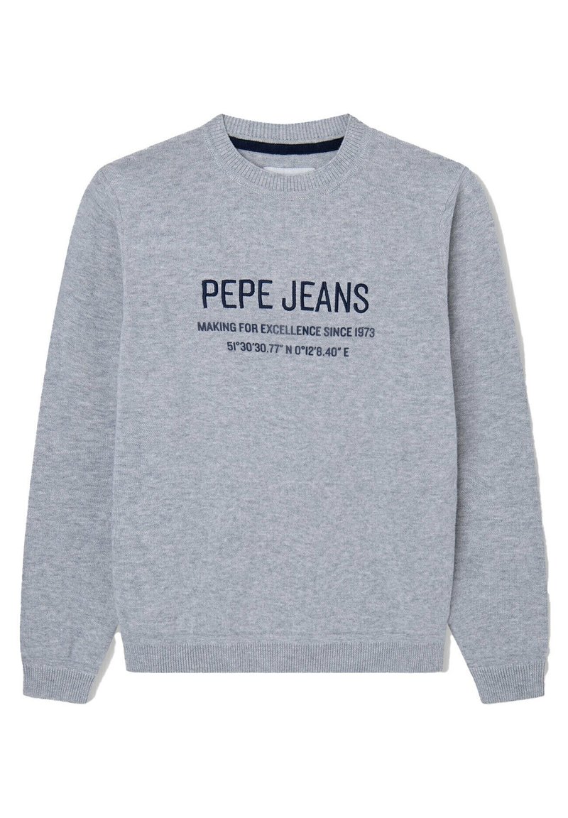 Szary sweter z dzianiny z okrągłym dekoltem, ribbowanymi mankietami i dołem, z granatowym napisem z logo marki oraz koordynatami.