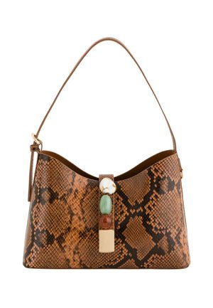 Bolso marrón con estampado de serpiente, con una sola correa larga y un cierre vertical decorativo con piedras blancas, verdes y ámbar.