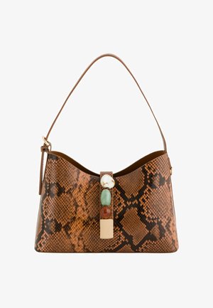 Braune Handtasche mit Schlangenmuster, einem langen Trageriemen und einem dekorativen vertikalen Verschluss mit weißen, grünen und bernsteinfarbenen Steinen.