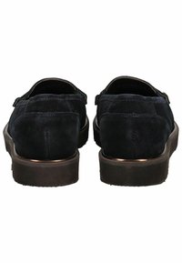 Zapatos de ante de color azul marino oscuro con un tacón bajo, que presentan una textura suave y una parte trasera redondeada. Se pueden ver detalles de costura sutiles.