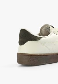 Scalpers FORD - Sneakers laag - off white