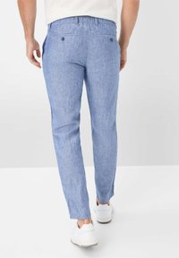 Pantaloni in lino blu chiaro con vestibilità slim, cintura elastica, due tasche posteriori con chiusura a bottone e gamba dritta.