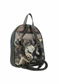 Rucksack mit floralem Stoffdesign, grauen Lederelementen, Reißverschluss, verstellbaren Trägern, runder Form und Obergriff.
