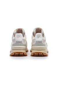 Vita och beige sneakers med en texturerad ovandel, kraftig gummisula och präglad logotyp på hälen. Minimalistisk design med en mjuk färgpalett.